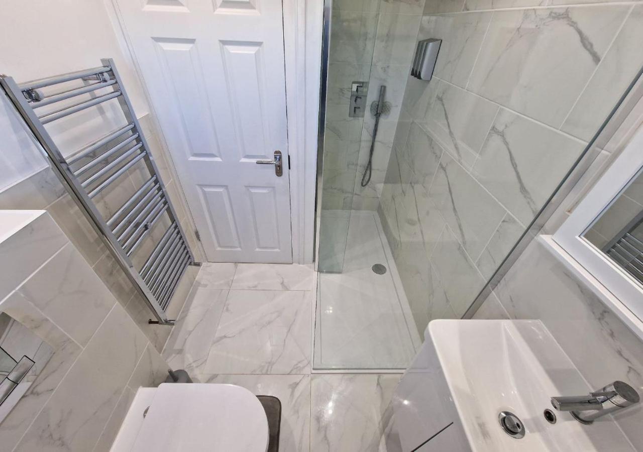 Private Room In London Enfield With Parking Exterior photo