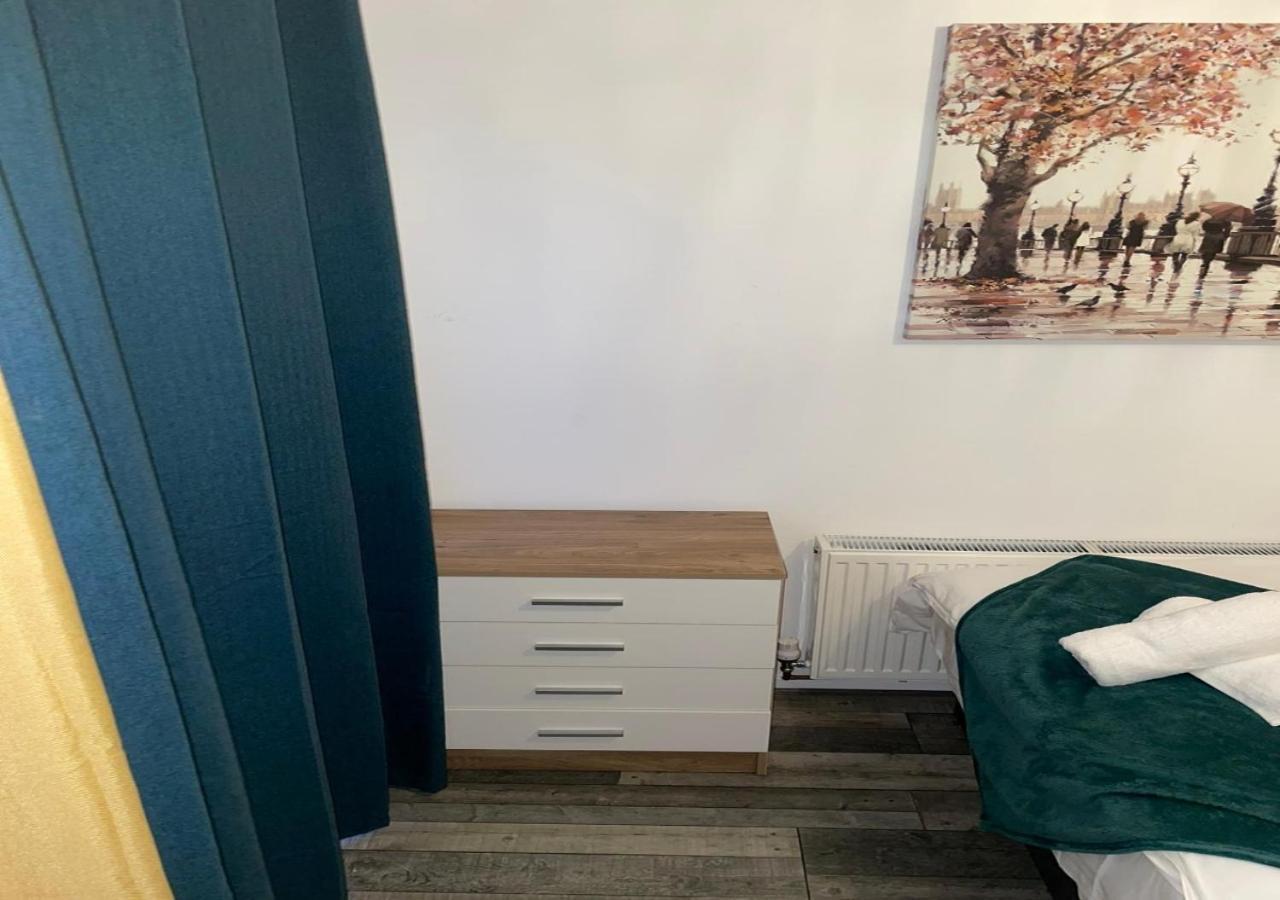Private Room In London Enfield With Parking Exterior photo