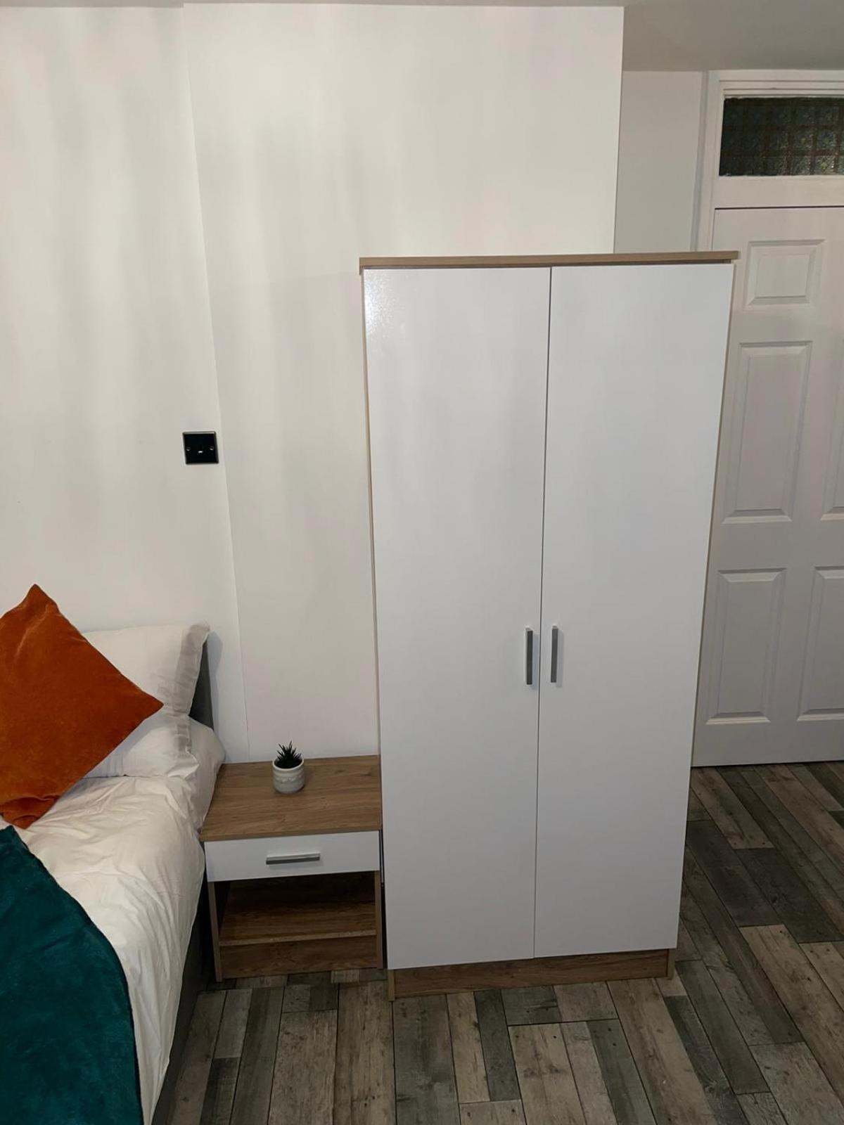 Private Room In London Enfield With Parking Exterior photo