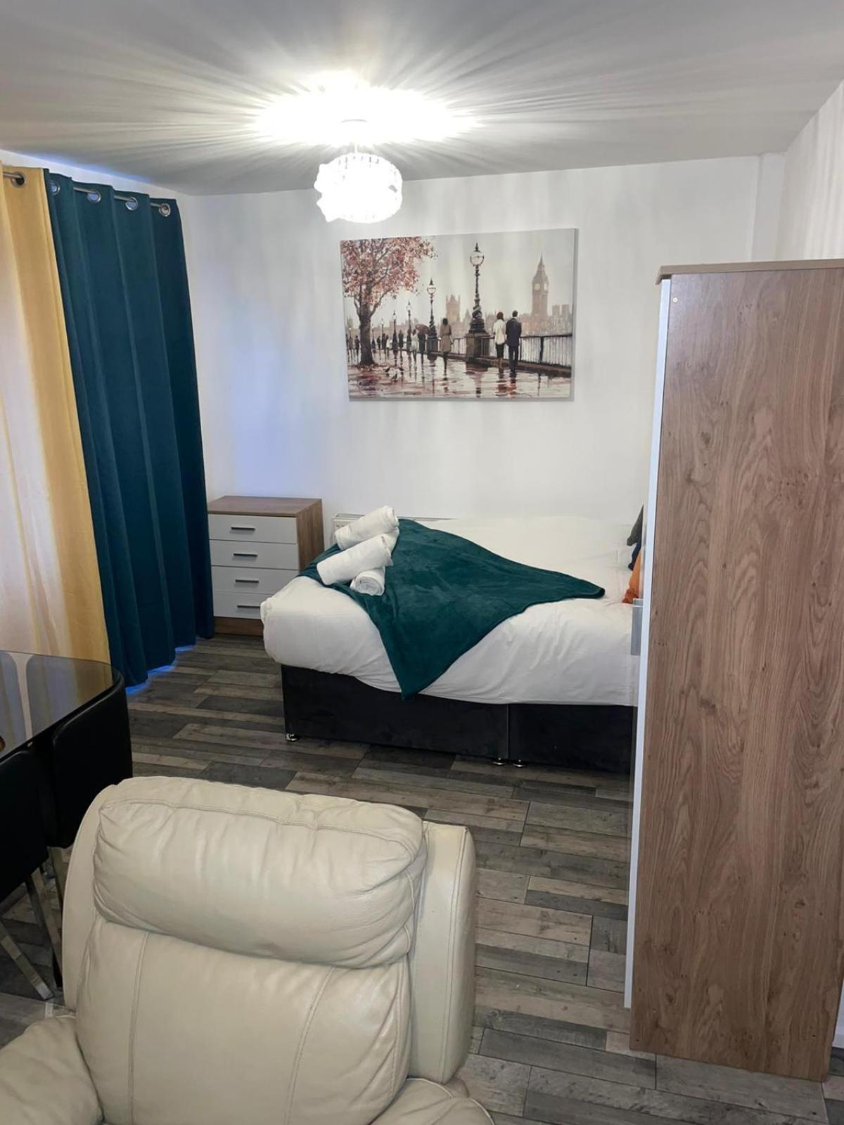 Private Room In London Enfield With Parking Exterior photo